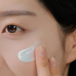 Skin1004 Madagascar Centella Hyalu-Cica Water-Fit Sun Serum SPF50+ PA++++ солнцезащитная сыворотка