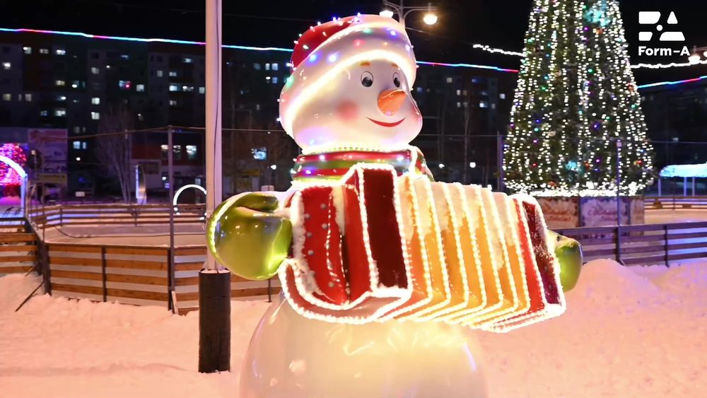 Уличная фигура "Снеговик с гармошкой"