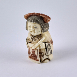 Нэцкэ Гейша с табличкой "Счастье" и пером