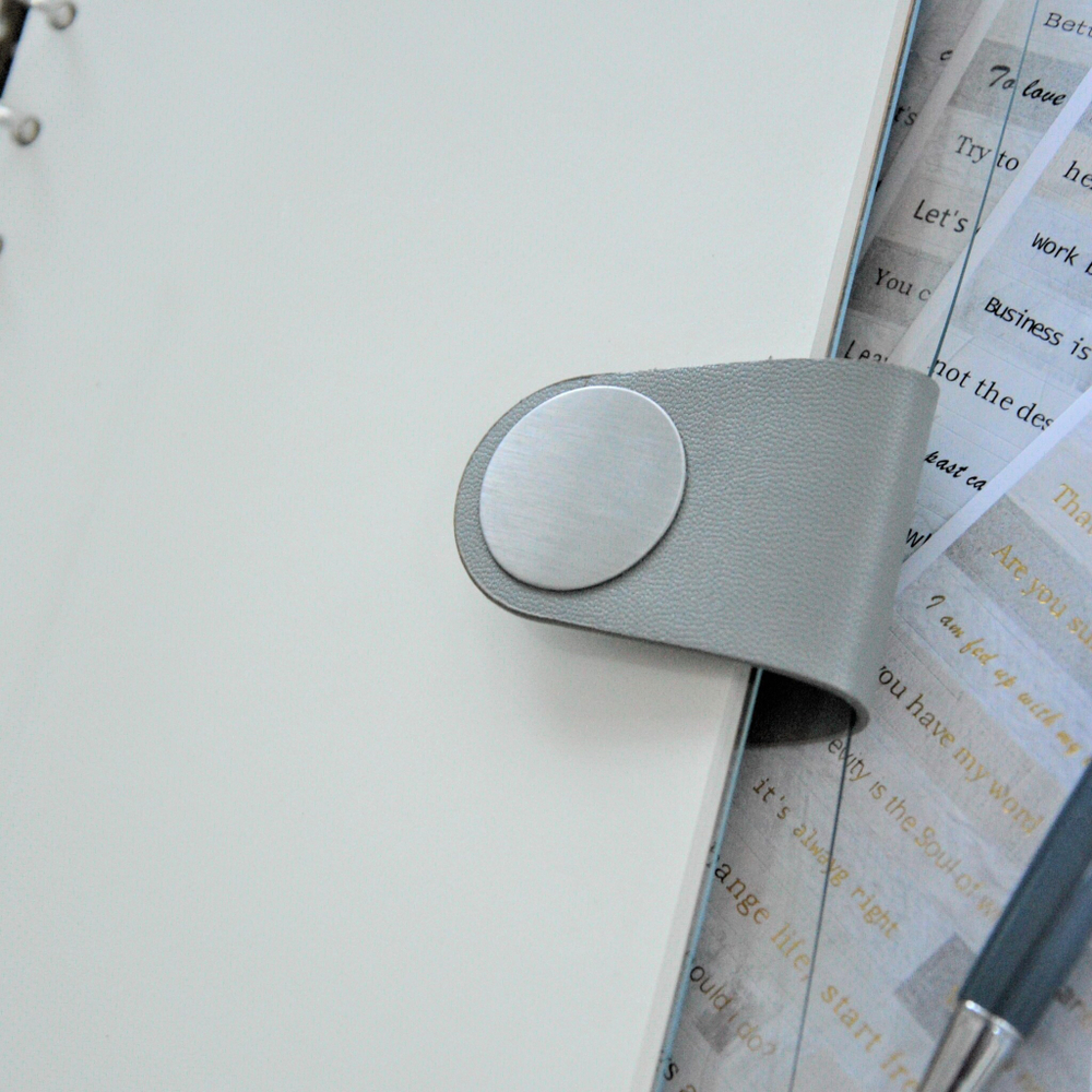 Обложка силиконовая (ПВХ) серая с хлястиком из кожзама и большой кнопкой, формат А5