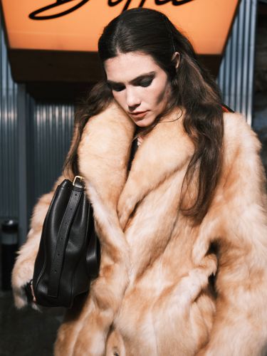 Короткая шуба из овчины и шалевым воротником