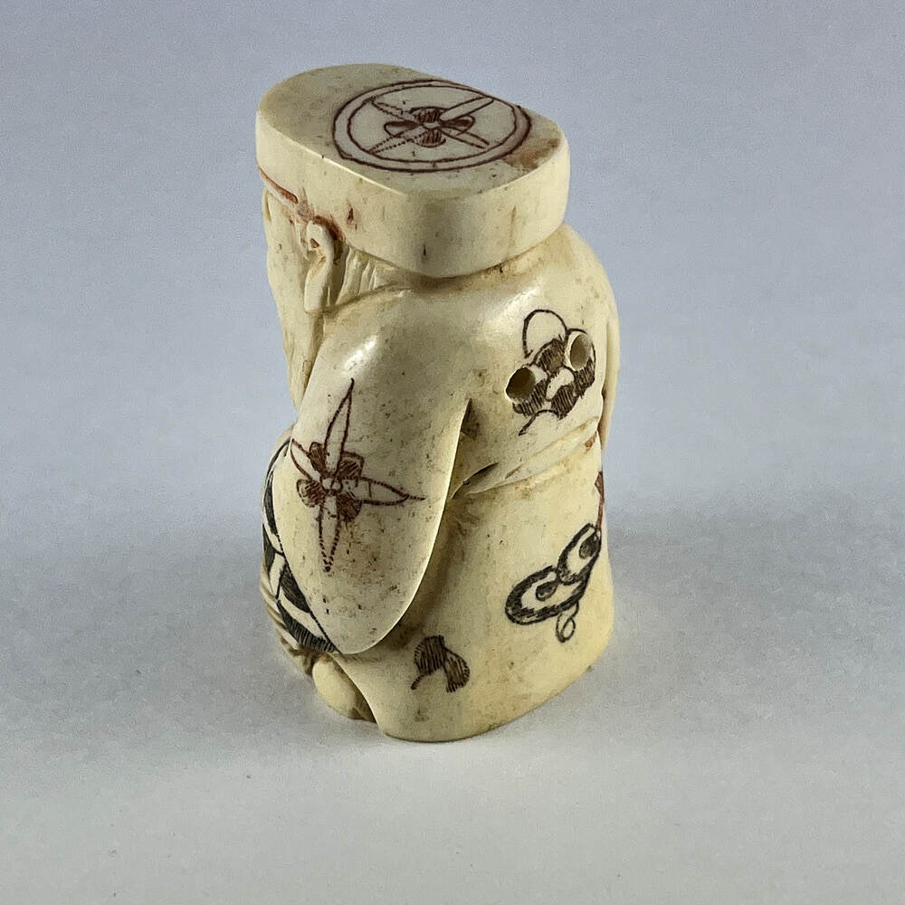 Статуэтка нэцкэ Старик с корзиной рыбы