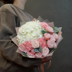 Авторский букет из гортензии, пионовидных роз и диантуса ПРЕДЗАКАЗ