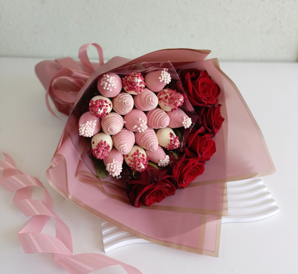 Букет из клубники в шоколаде и красных роз