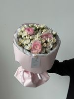 Букет из ранункулюсов и кустовых диантусов