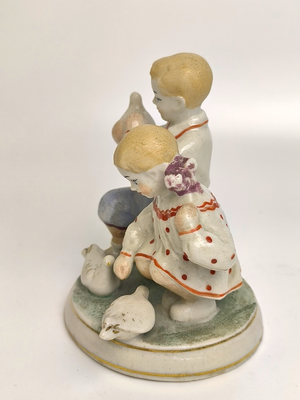 Фарфоровая статуэтка "Дети кормят голубей" Полонский ЗХК