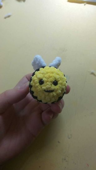 Вязаная игрушка ручной работы "Маленькая пчёлка"