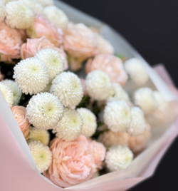 Букет из кустовой розы и сортовых сантини