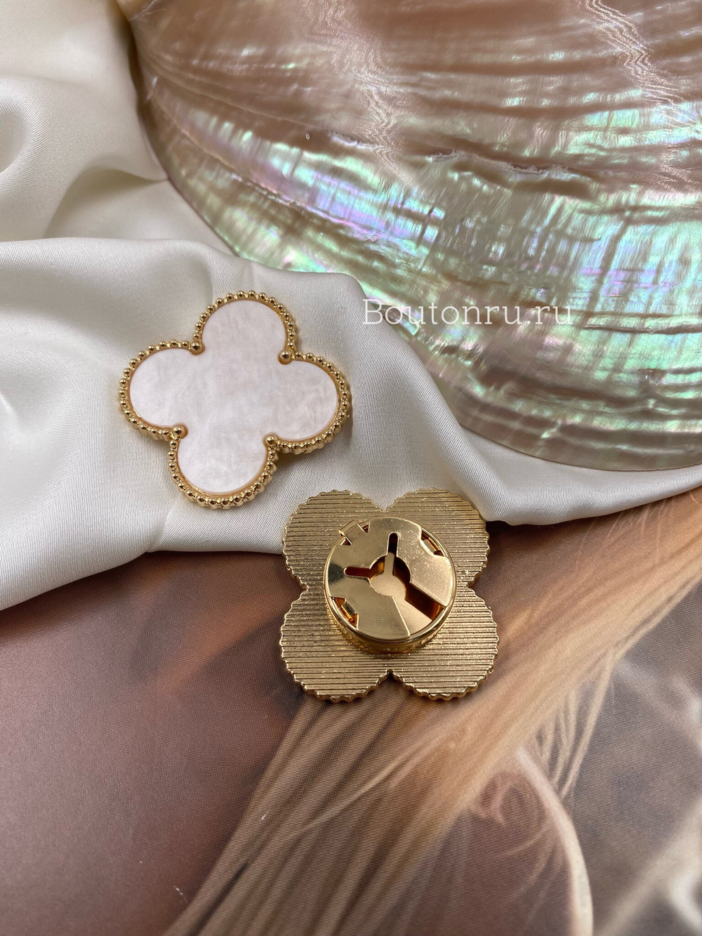 Накладка на пуговицу золотистая белый клевер в стиле ван кл