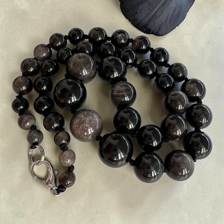 Бусы. Магматический поток. Обсидиан