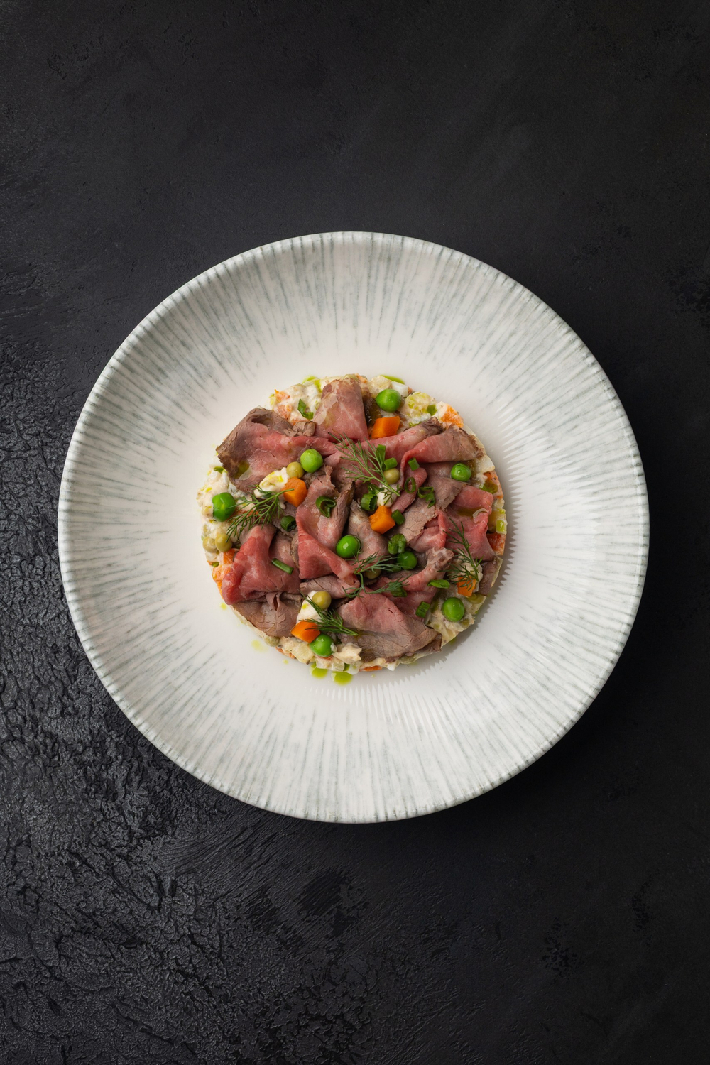 Салат Оливье с ростбифом