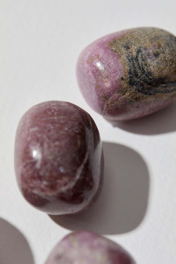 Родонит галтовка