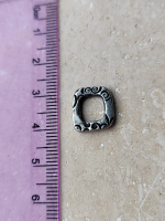 n893 Подвеска-коннектор квадрат с цветочным узором 16*15мм, TierraCast, темное серебро