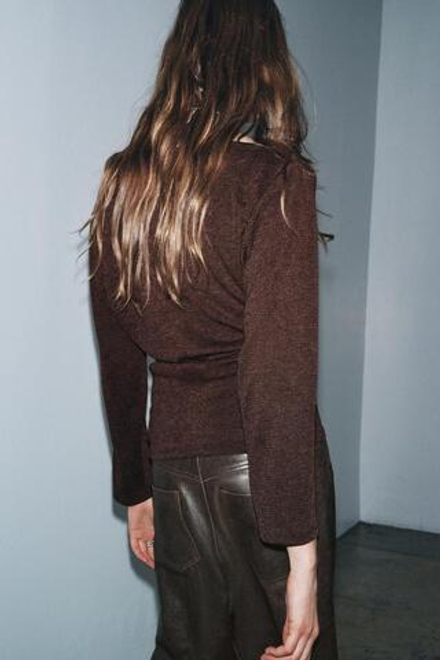 ZARA ТОП ИЗ РЕЛЬЕФНОЙ ТКАНИ С ПОЯСОМ, КОРИЧНЕВЫЙ