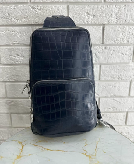 Сумка-слинг Louis Vuitton Avenue из кожи крокодила