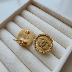 Клипсы Chanel с логотипом