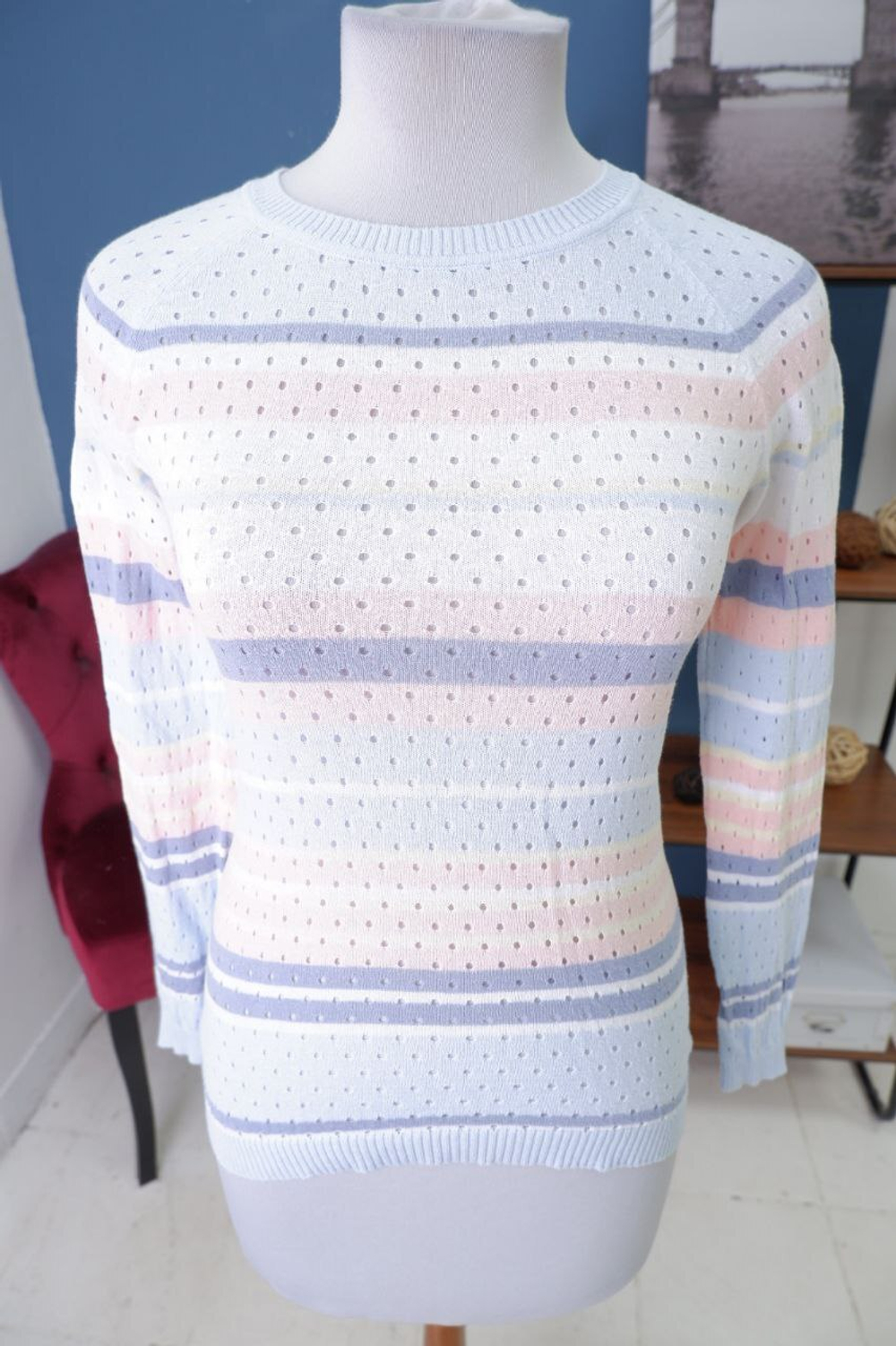 Джемпер  приятной расцветки 42 размер