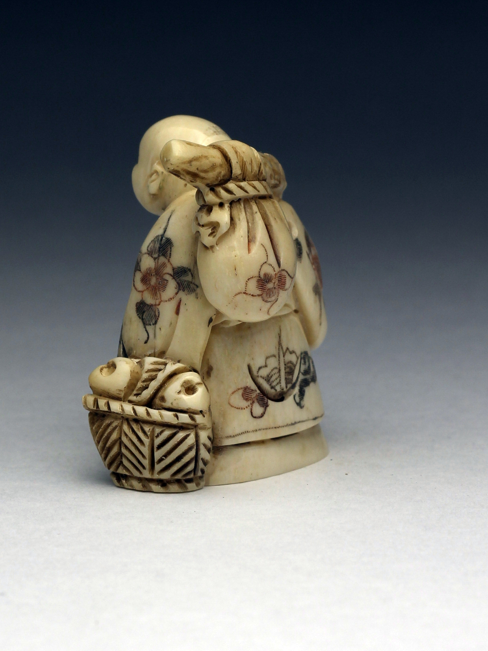 Нэцкэ Молодой монах с кузовком и корзиной