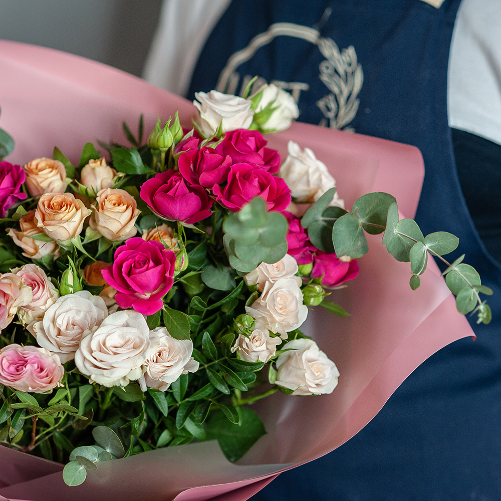 Розовый микс кустовой розы с эвкалиптом