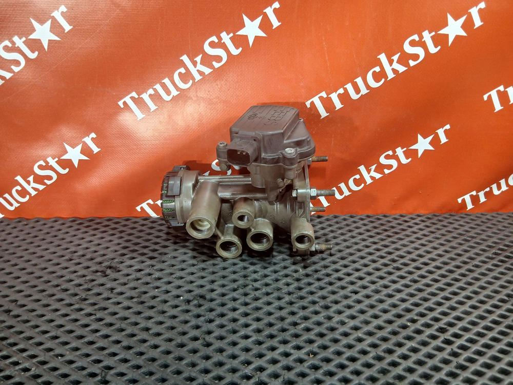 Кран управления тормозами прицепа