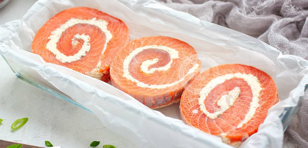 Улитка из филе форели с сыром