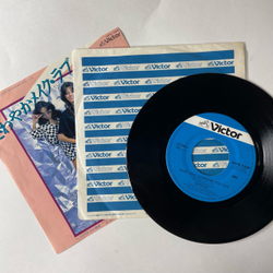 Винтажная виниловая пластинка 7 дюймов (маленькая пластинка) Арабеска Arabesque Make Love Whenever You Can / I Don't Wanna Have Breakfast With You (Japan 1980)