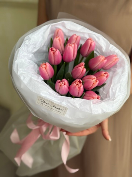 Нежный букет из розовых тюльпанов в элегантном оформлении от Флора Маркет
