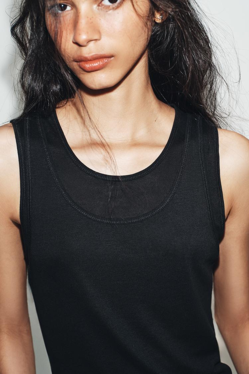 ZARA ФУТБОЛКА С ДВОЙНЫМИ ПРОЙМАМИ, УГОЛЬНЫЙ