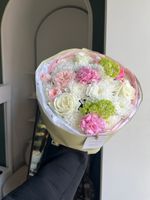 Букет из хризантемы, диантусов, вибурнума и кустовых пионовидных роз