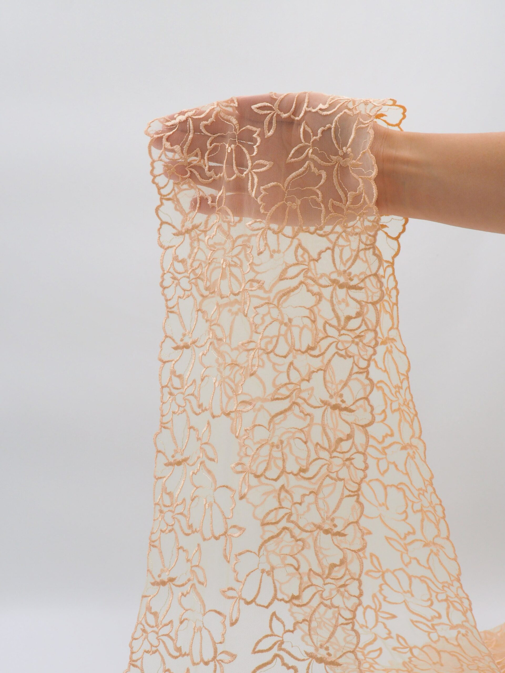 Вышивка на сетке бежевая с золотистой ниткой эластичная ширина 18 см