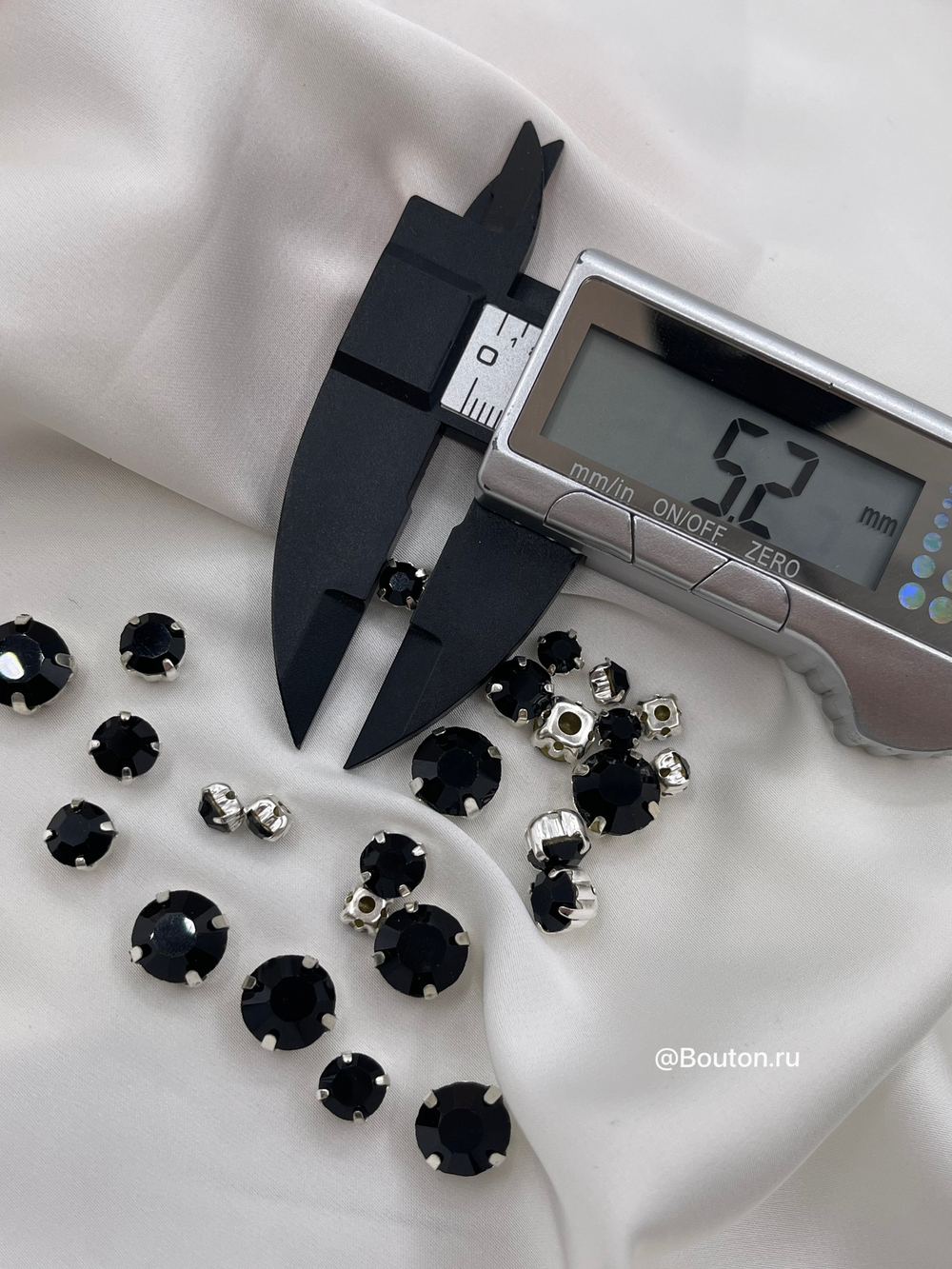 Стразы пришивные круглые в квадратных в цапах черные