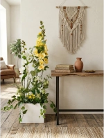 Напольная композиция из искусственных растений и цветов