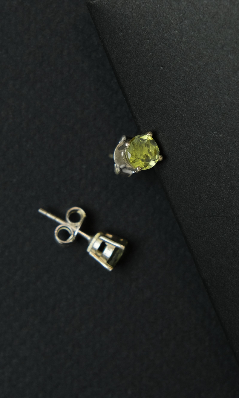 Серьги пуссеты "Memo about health" из хризолита с серебром 925