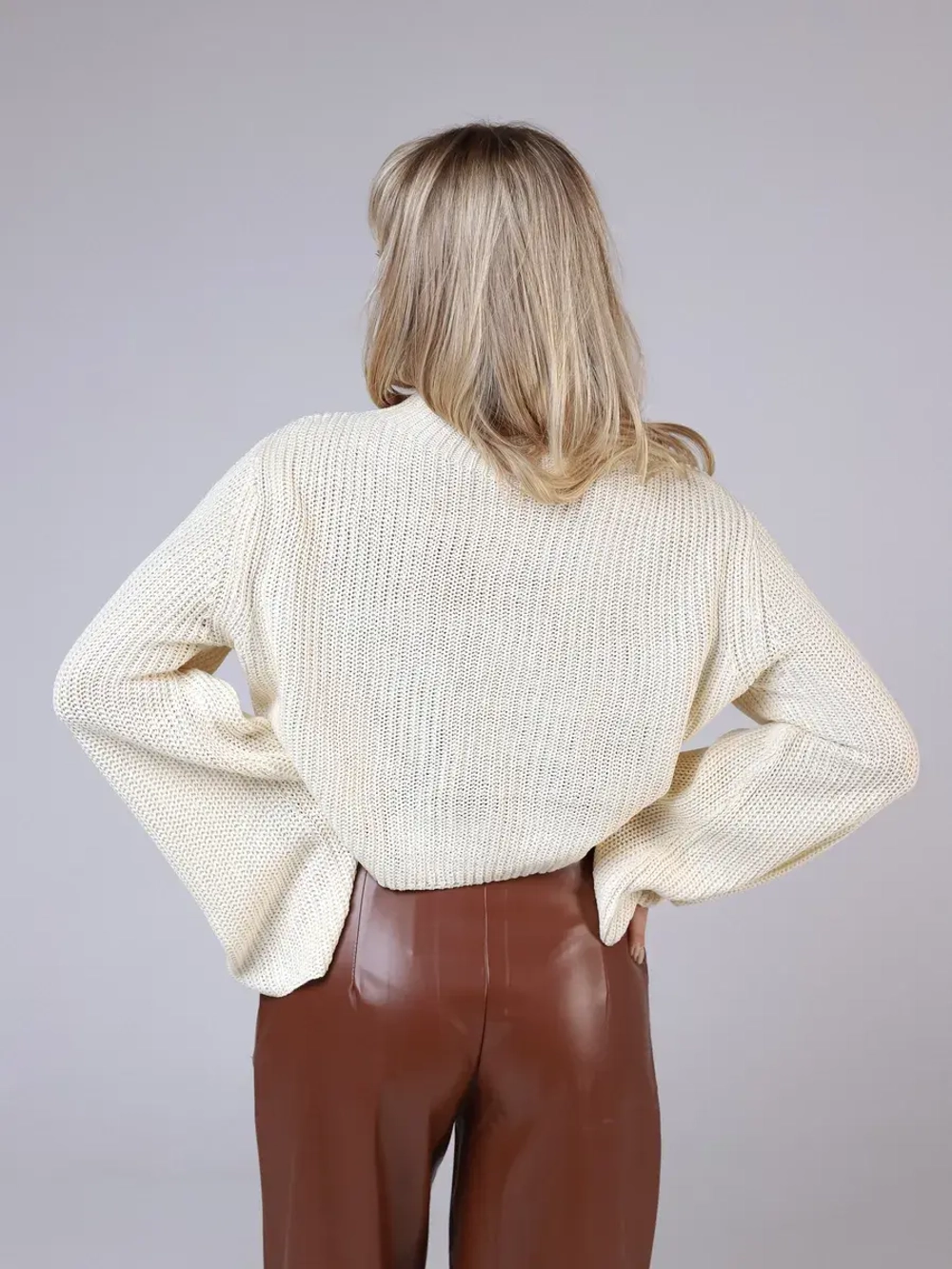 Свитер укороченный вязаный с широкими рукавами