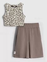 Бежевый костюм для девочки с шортами бермудами