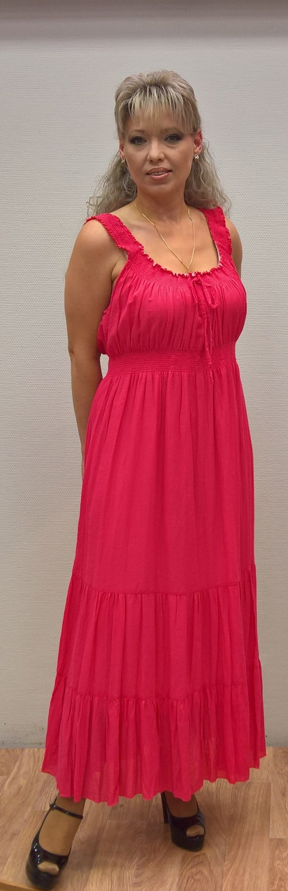 Яркий малиновый длинный сарафан