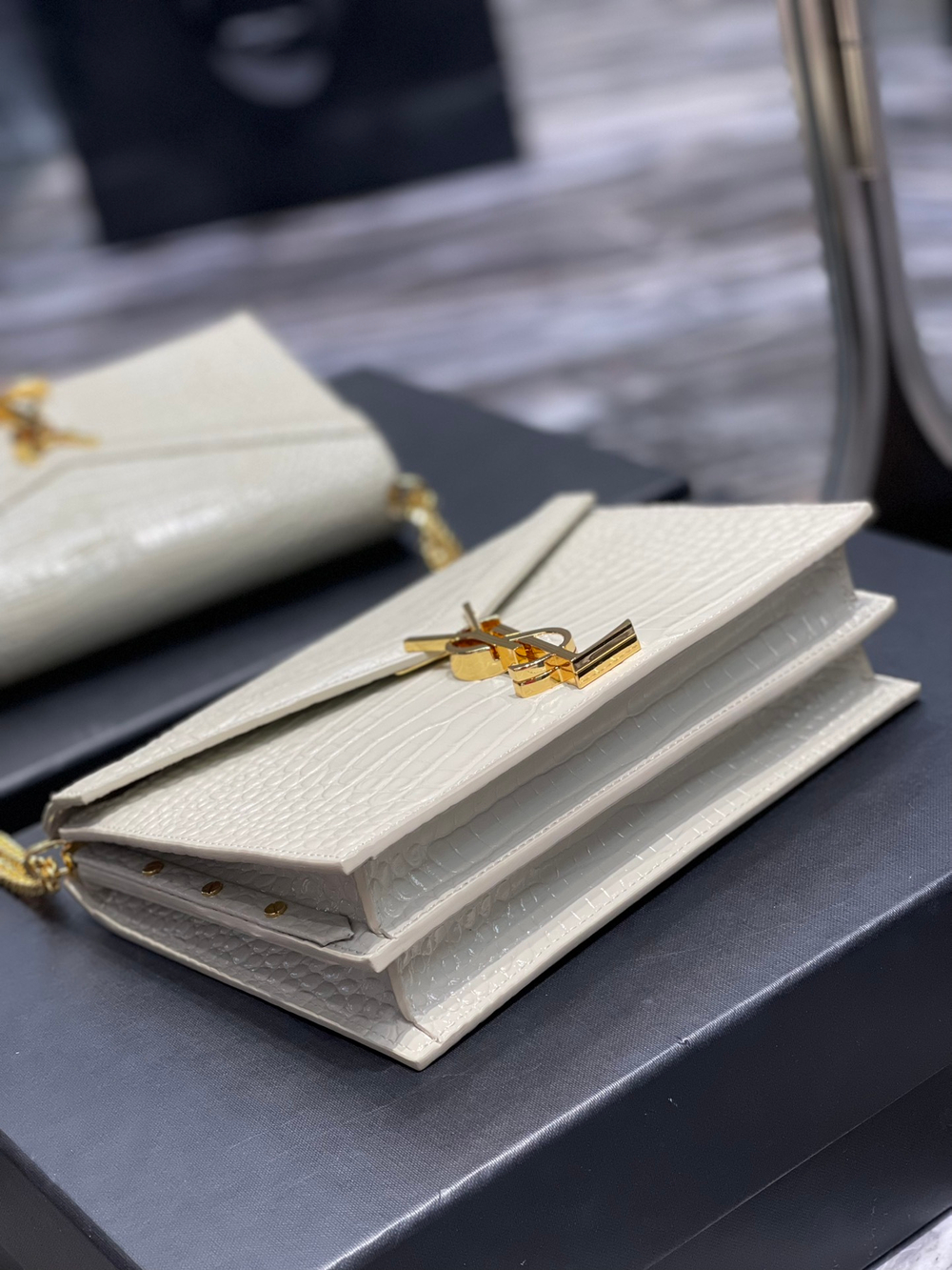 YSL Cassandra Medium 22 cm