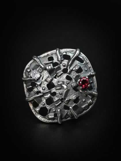 Кольцо с гранатом "Защитная функция любви"