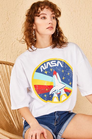 Qadın üçün geniş ölçülü ağ t-shirt 10501025