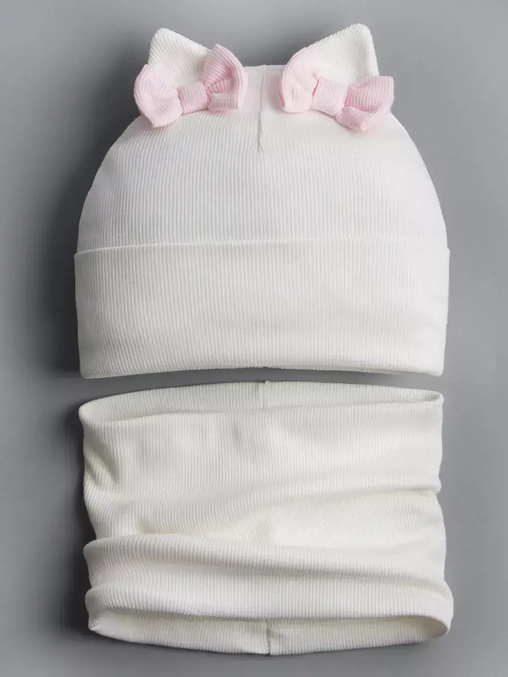 Осенняя шапка для девочки с ушками и снуд