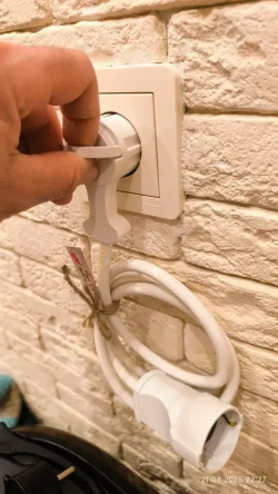 Удлинитель сетевой силовой 1метр с заземлением и с вилкой невидимкой МИНИ / Удлинитель с одной розеткой