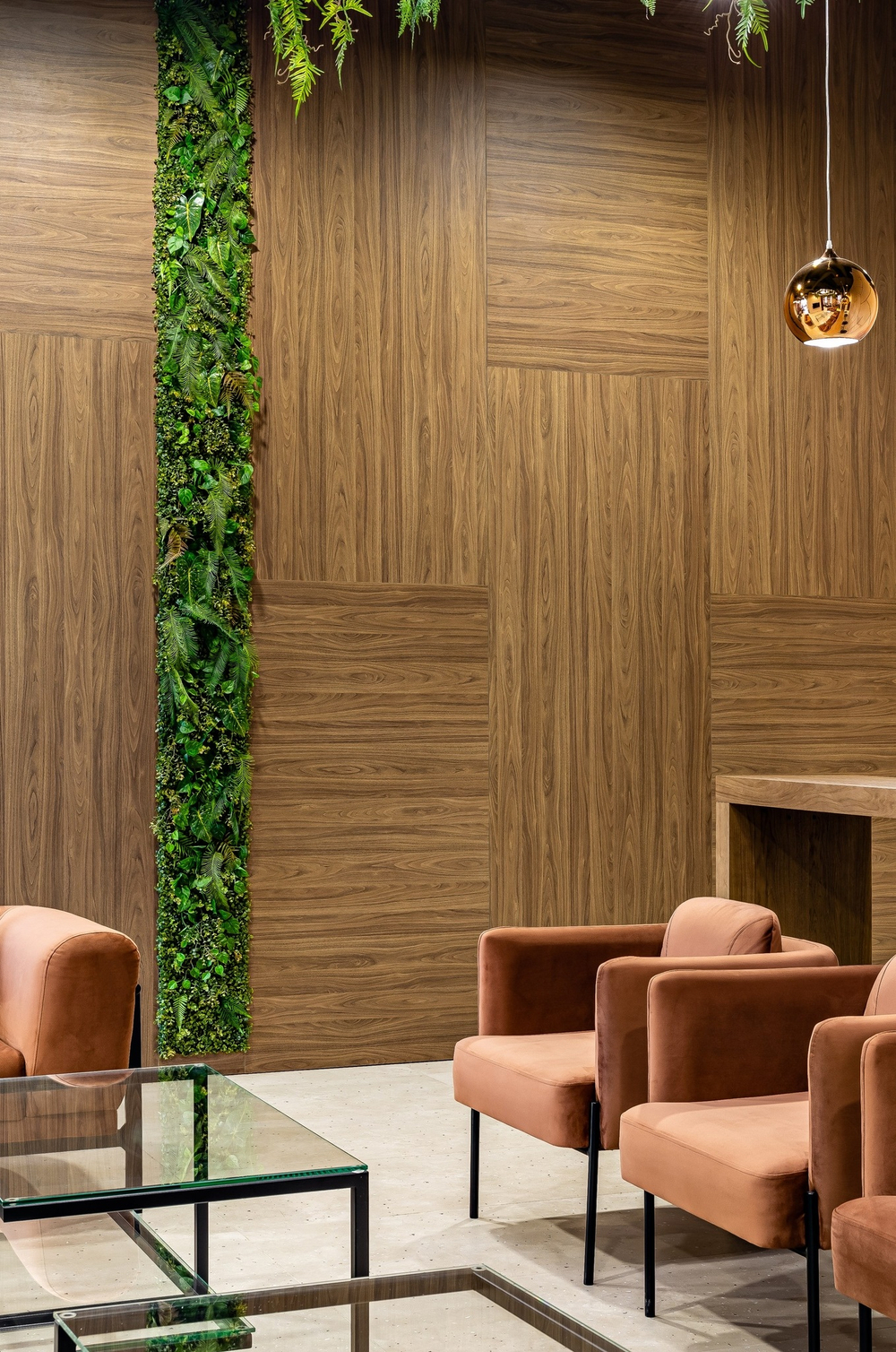 Вертикальное озеленение искусственной зеленью офиса продаж «Новая Елизаветка» строительной компании «Инсити».