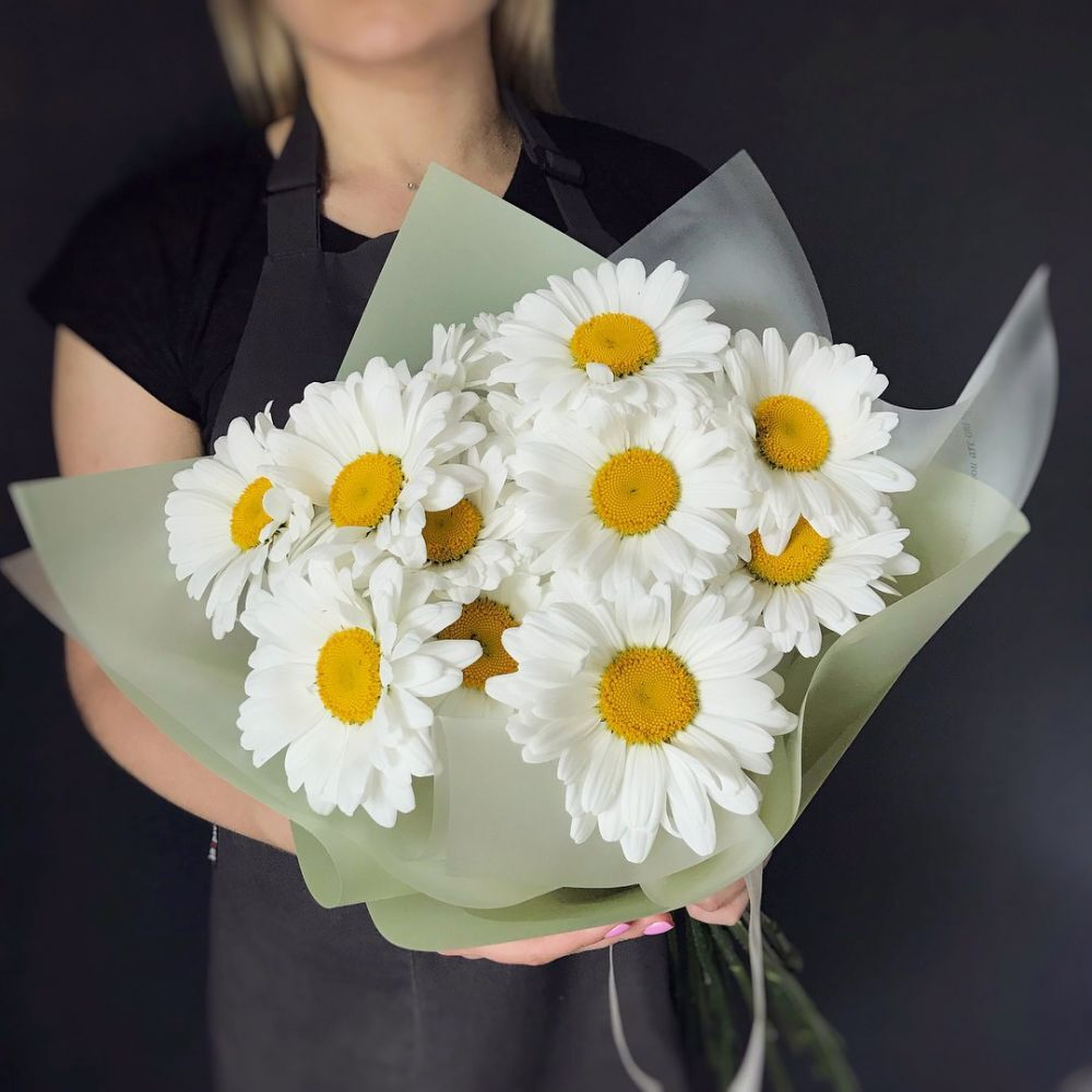 Букет из 11 ромашек в оформлении