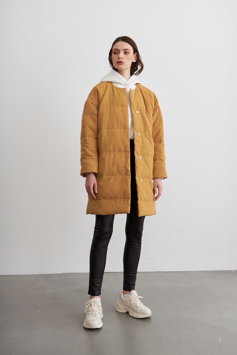 Удлиненное стеганное пальто цвета шафран