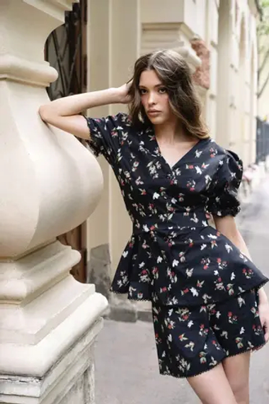 «Flower blouse» Блуза из хлопка рельефами и кружевной отделкой.