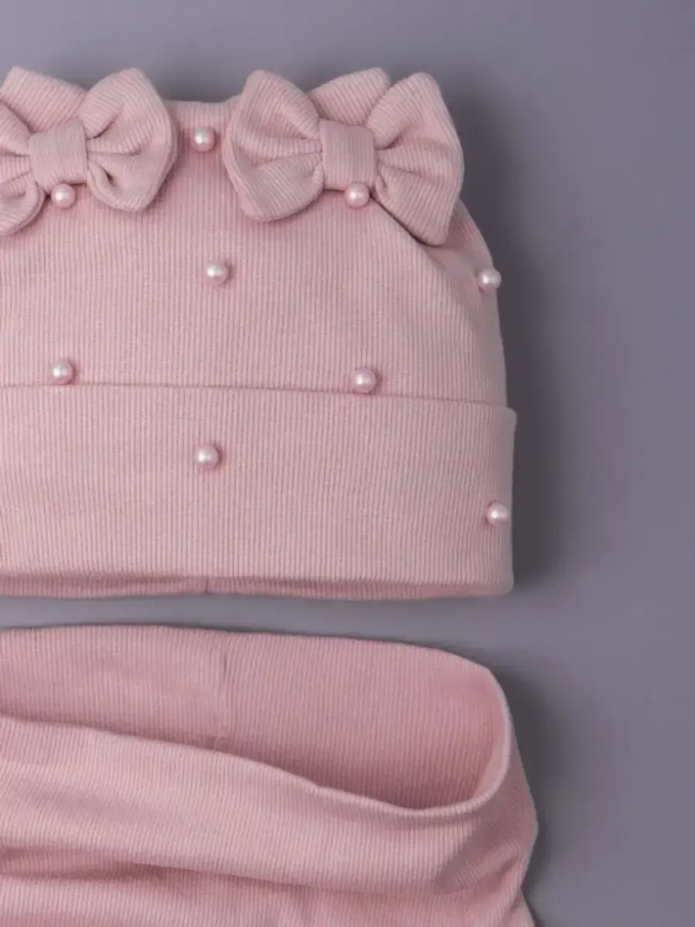 Шапка для девочки на осень с бусинами и снуд