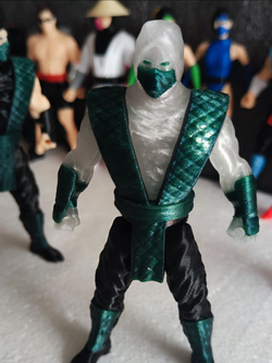 Подвижная фигурка Хамелеон (Chameleon) из Mortal Kombat — эксклюзив от студии SAVEG Цвет: Изумрудно-зеленый / Полупрозрачный белый