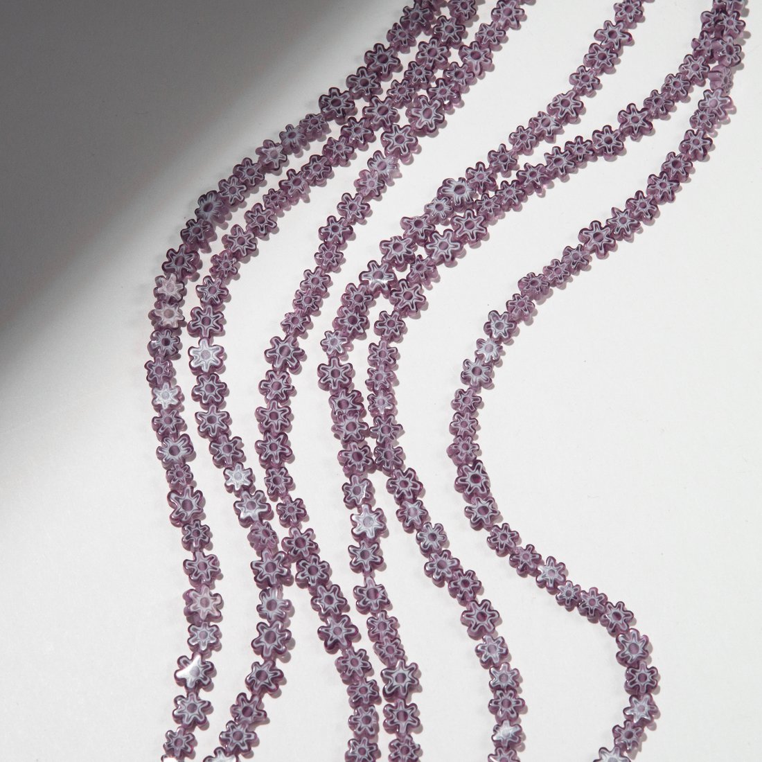 Стеклянные бусины в форме фиолетовых цветочков, 7-8мм