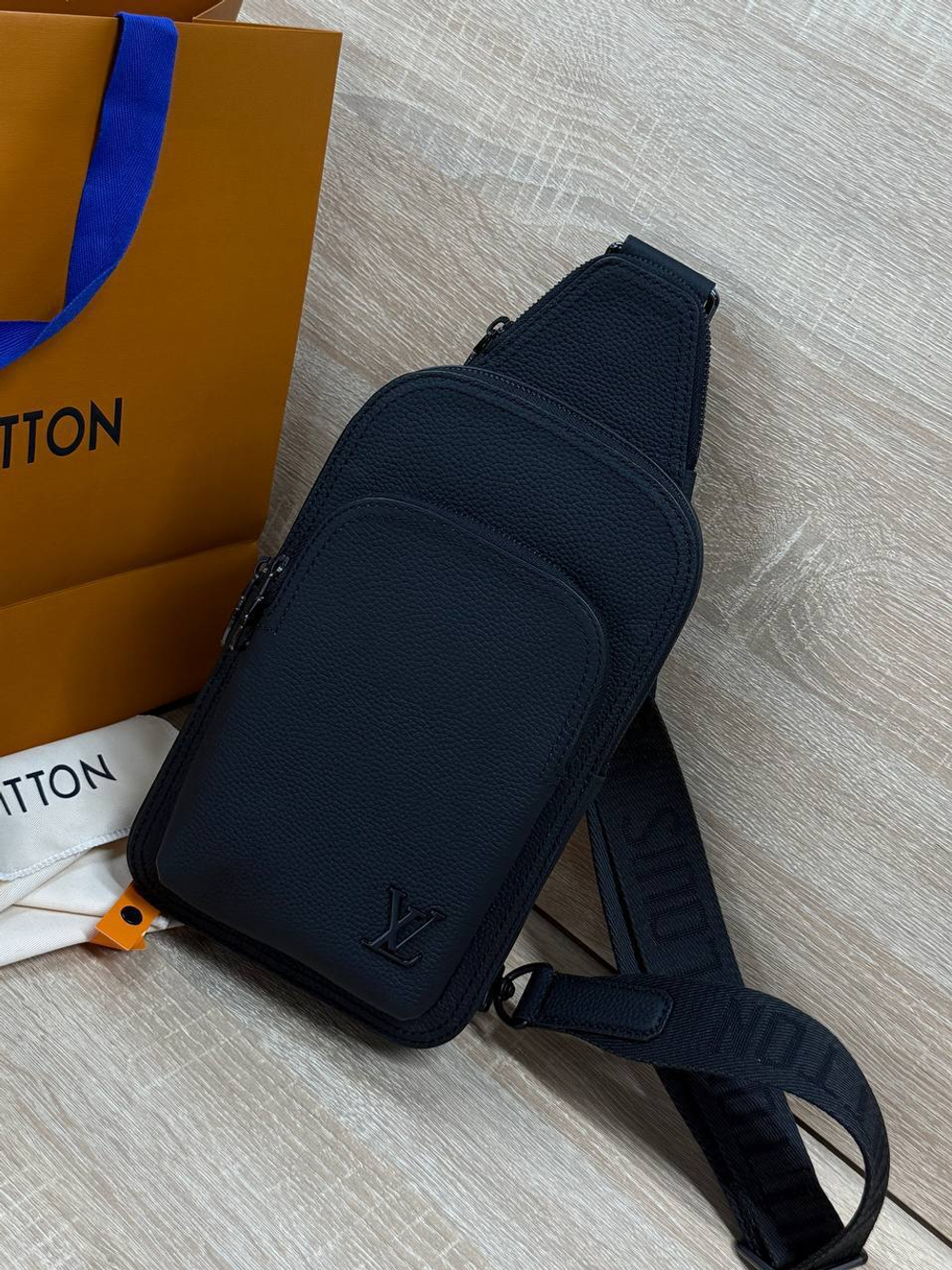Сумка-слинг Louis Vuitton