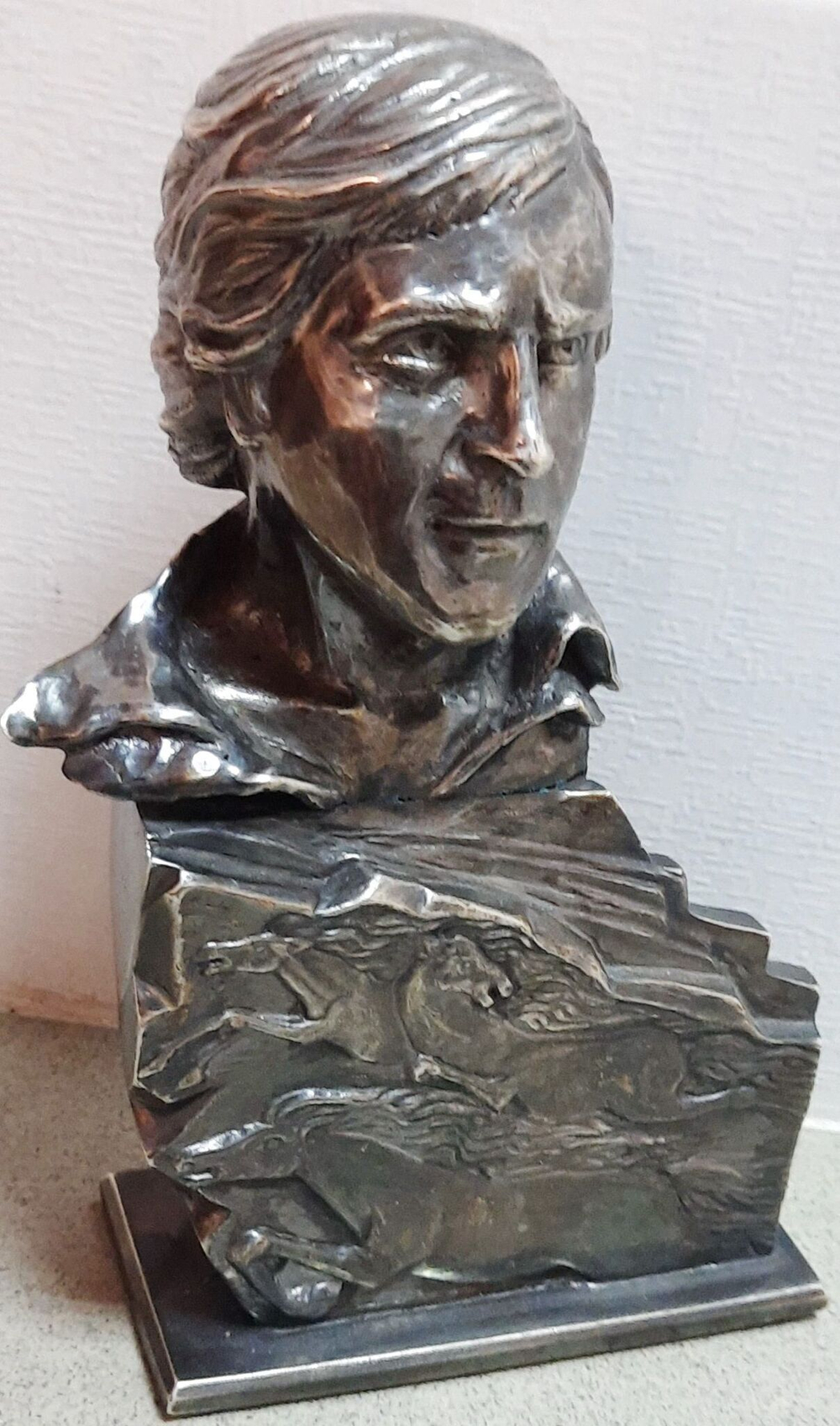 Бюст В.С. Высоцкого. Бронза, серебро